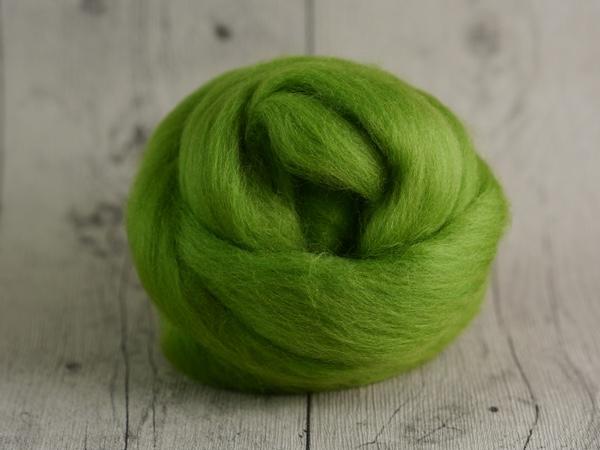 CHUNKY wool leaf green 100 % virgin wool from the merino sheep